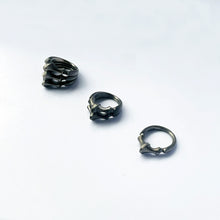 Load image into Gallery viewer, Black Rhodium Trilogy Spine Ring
